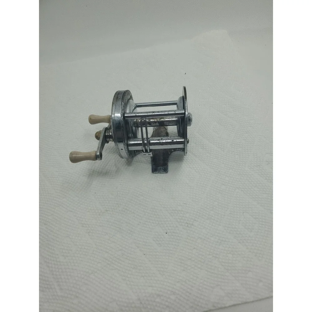 Vintage Chrome Baitcasting Fishing Reel‎ Engraved Fish Scene Level Wind Handle